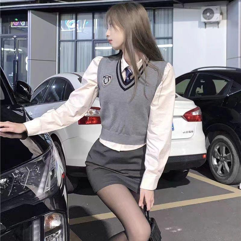 

Шикарный осенний женский костюм-двойка: Белая рубашка и вязаный серый жилет