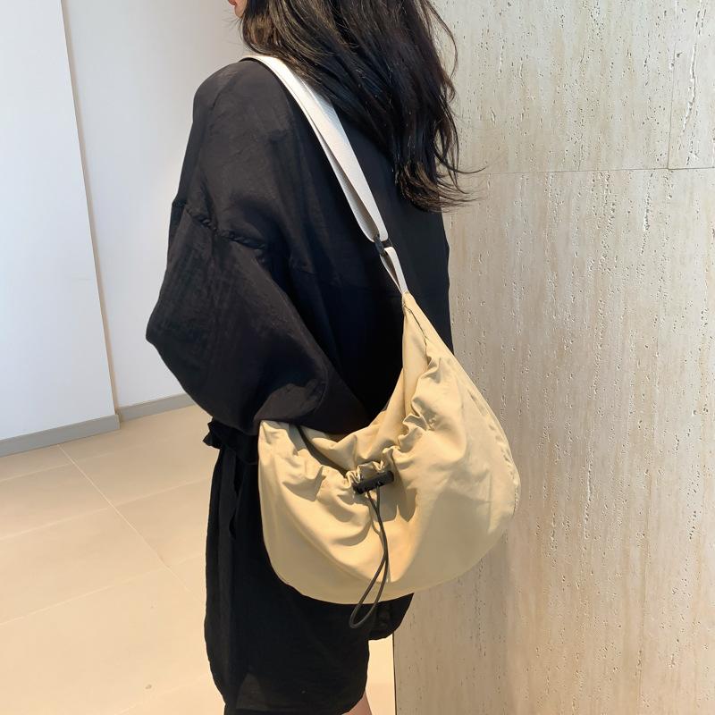 Folded bag women's 2025 new popular fashion casual shoulder bag large capacity messenger bag class commuter bag