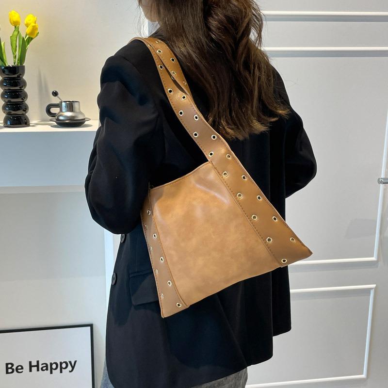 Trend Rivet Versatile Underarm Bag Women's Early Autumn Large Capacity Locomotive Wind Commuter Daily Tote Bag