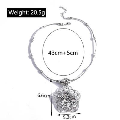Vintage-Style Openwork Flower Pendant Necklace, Suitable For Women'S Everyday Wear.