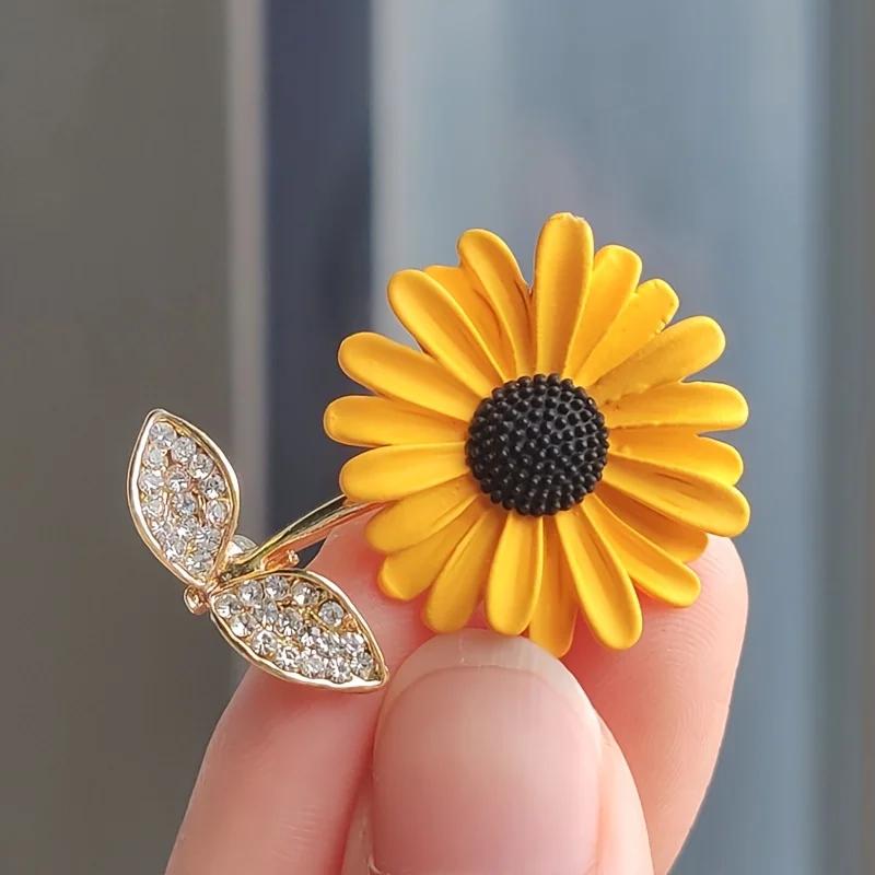 1PC Enchanting Sunflower Brooch - Cute and Fashionable Yellow Flower Accessory with Shining Leaf Design
