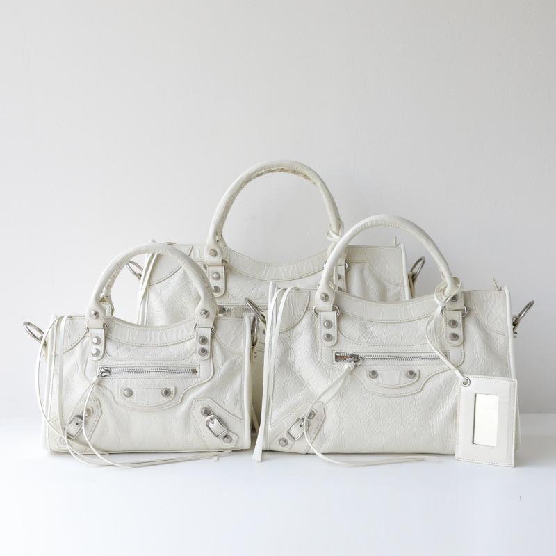 

Classic lecit large capacity locomotive bag burst pattern Spice girl rivet bag first layer cowhide shoulder handbag mini белый