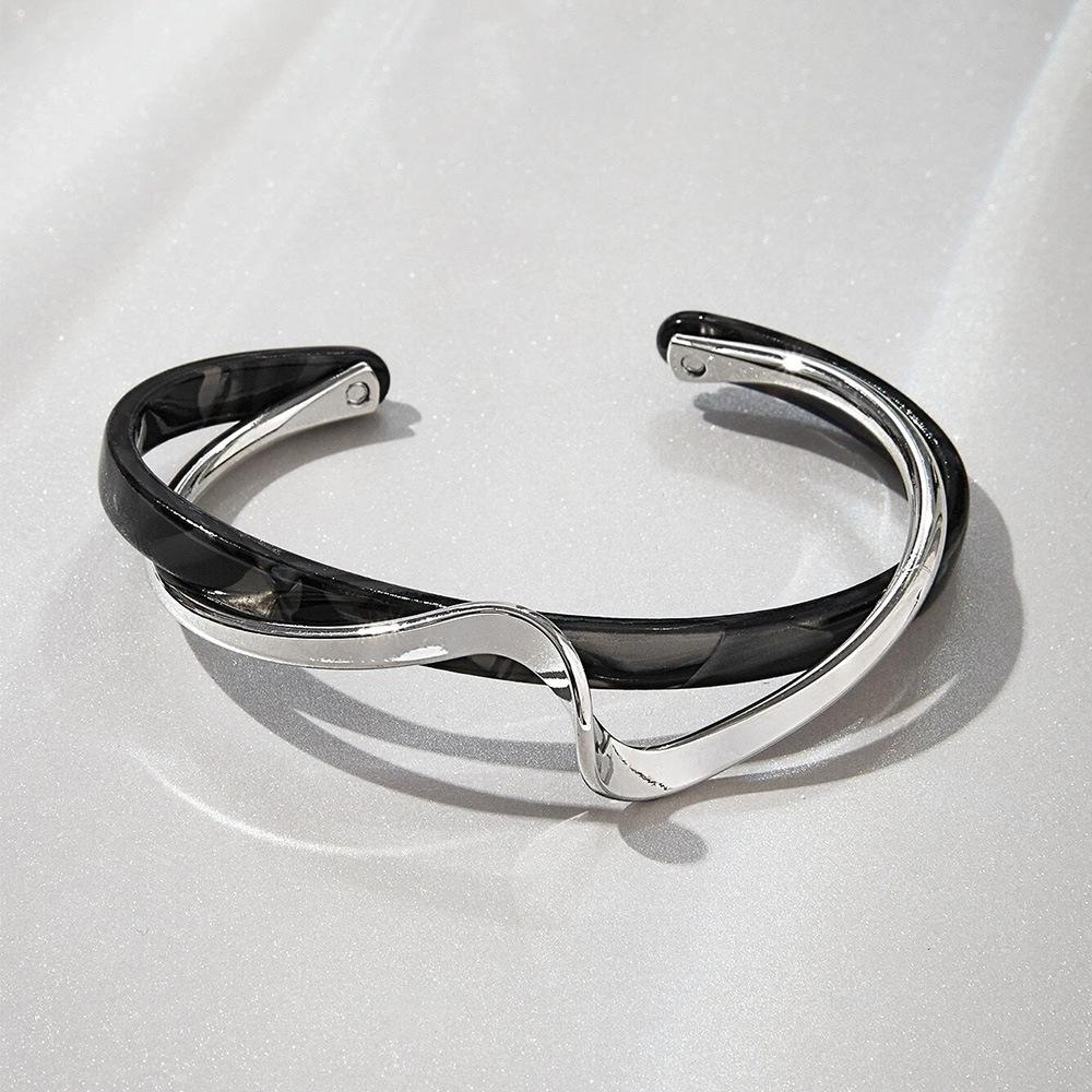 Eco-Friendly Alloy Open Cuff Bracelet Adjustable Size Lightweight Durable Modern Design Suitable for Daily Wear and Special Occasions