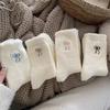 Chaussettes Blanches Brodées avec Nœud pour l'Automne et l'Hiver, Chaussettes Mi-mollet Épaisses et Chaudes en Polaire pour Filles, et Chaussettes d'Hiver pour la Maison Post-partum