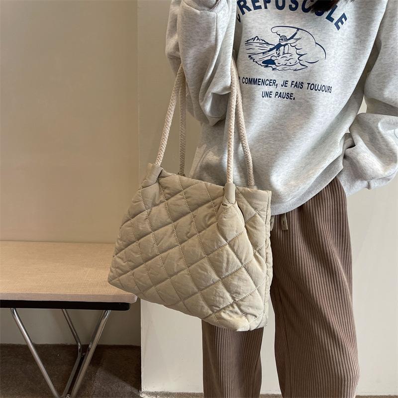 Lightweight commuter down shoulder bag new simple casual bag women's fashion European and American trend crossbody bag