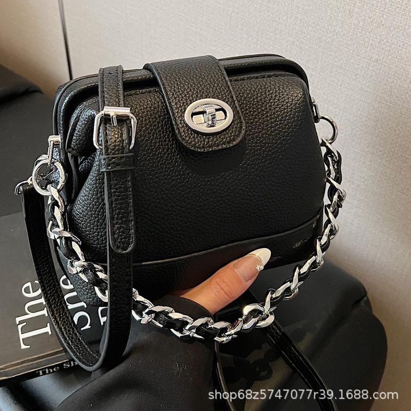 Premium sense solid color chain underarm bag women's 2025 new fashion foreign style shoulder bag versatile solid color messenger bag tide