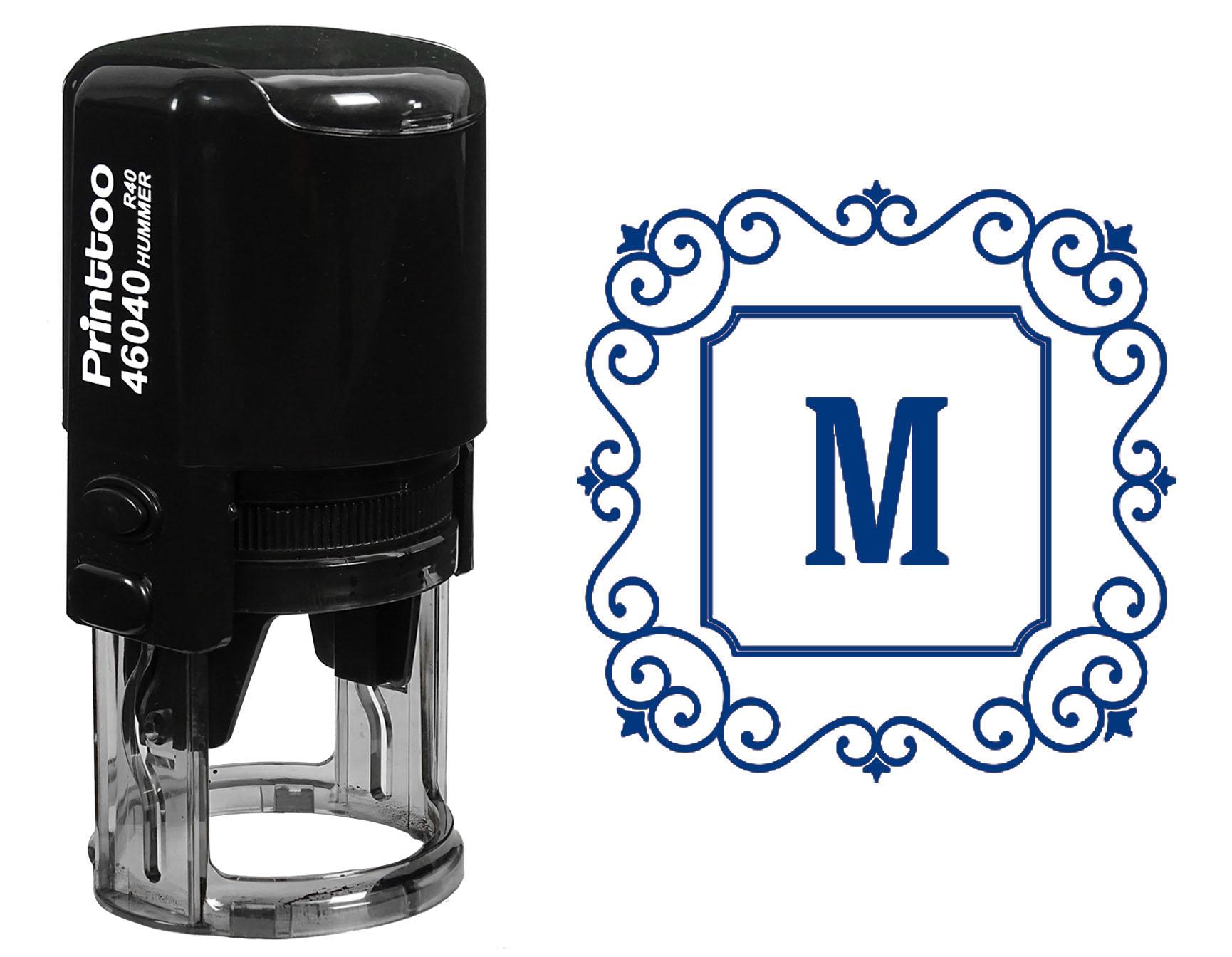 

Printtoo Квадратний Бордюр з Завитками Монограма з Літерою М Ініціал Самонабірна Гумова Печатка R-40 Офіс 30 mm Diameter (Approx) синій
