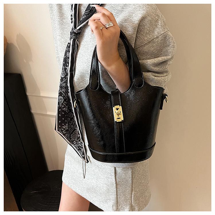

Retro premium matte portable vegetable basket bag women s 2025 new fashion bucket bag simple messenger bag чёрный