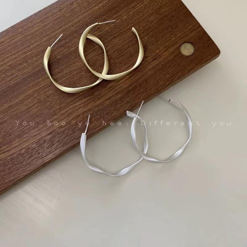 

Simple large circle earrings women s daily earrings femininity Korean atmosphere versatile stud earrings retro matte earrings