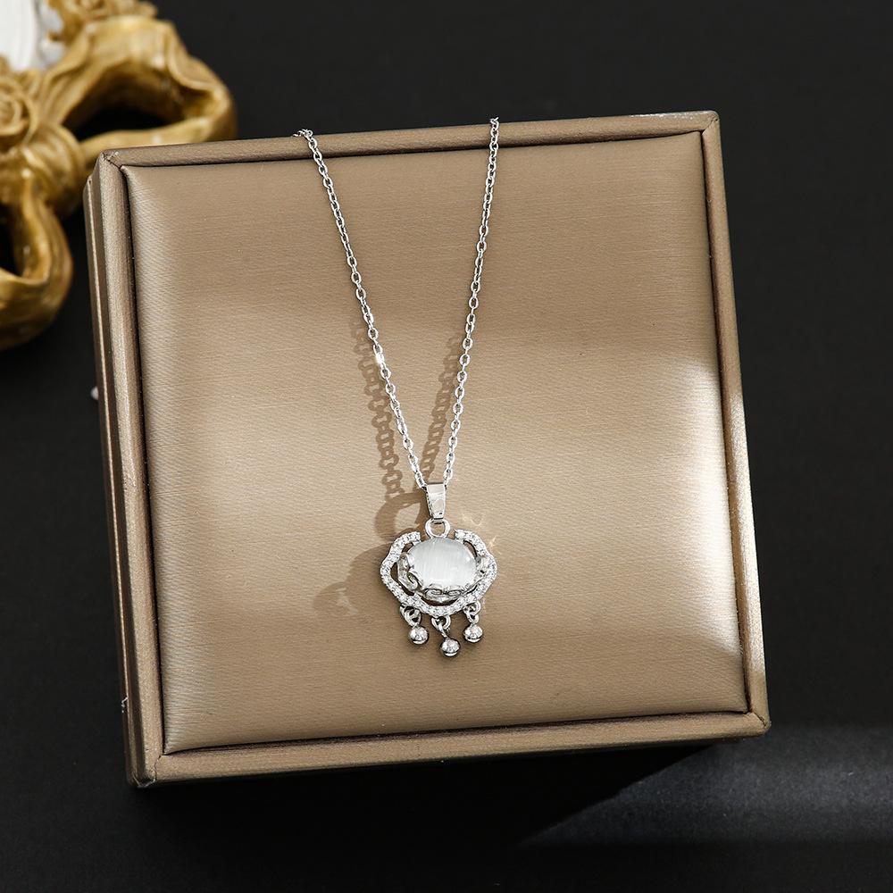 Elegant Korean Micro-Inlaid Titanium Necklace - Luxurious Women's Clavicle Chain, Non-Fading, Unique Minority Design.