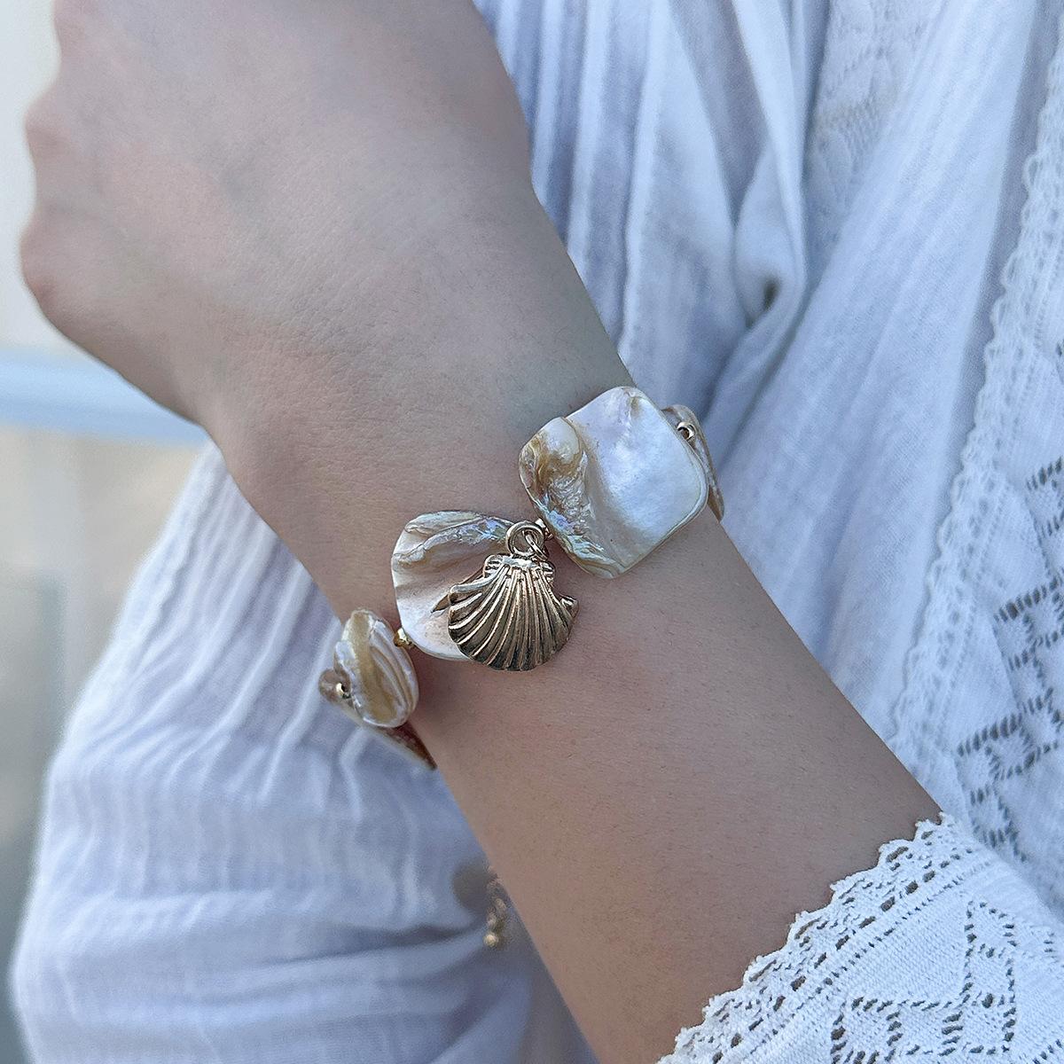 Boho Gold Color Metal Scallop Pendant Bracelet 2024 Women s Simple Color Stone Bead Bead Bead Girlfriend Fashion Beach Jewelry