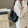 Spring and summer new casual commuter shoulder armpit bag simple and fashionable portable bucket bag