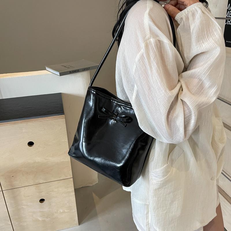 Spring and summer new casual commuter shoulder armpit bag simple and fashionable portable bucket bag