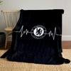 Logo Chelsea FC wyśrodkowane w linii przypominającej zapis EKG na czarnym tle. koc na wszystkie pory roku narzuta na drzemkę prezent