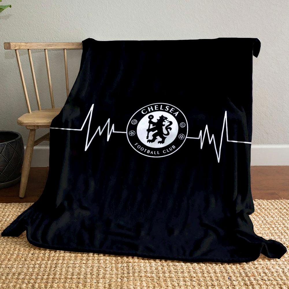 Logo Chelsea FC wyśrodkowane w linii przypominającej zapis EKG na czarnym tle. koc na wszystkie pory roku narzuta na drzemkę prezent