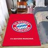 Vörös szőnyeg FC Bayern München logóval és kék gyémántmintás dizájnnal, alkalmas csúszásgátlóként nappaliba, hálószobába, kanapékra