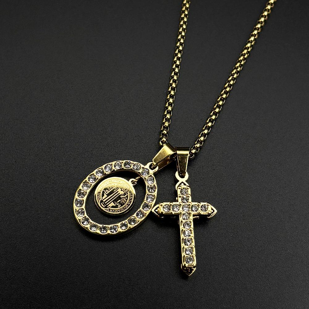 Collana Pendente Croce Medaglia di San Benedetto con Strass Cattolica per Donne Uomini Acciaio Inossidabile Colore Oro Catena Talismano Gioielli