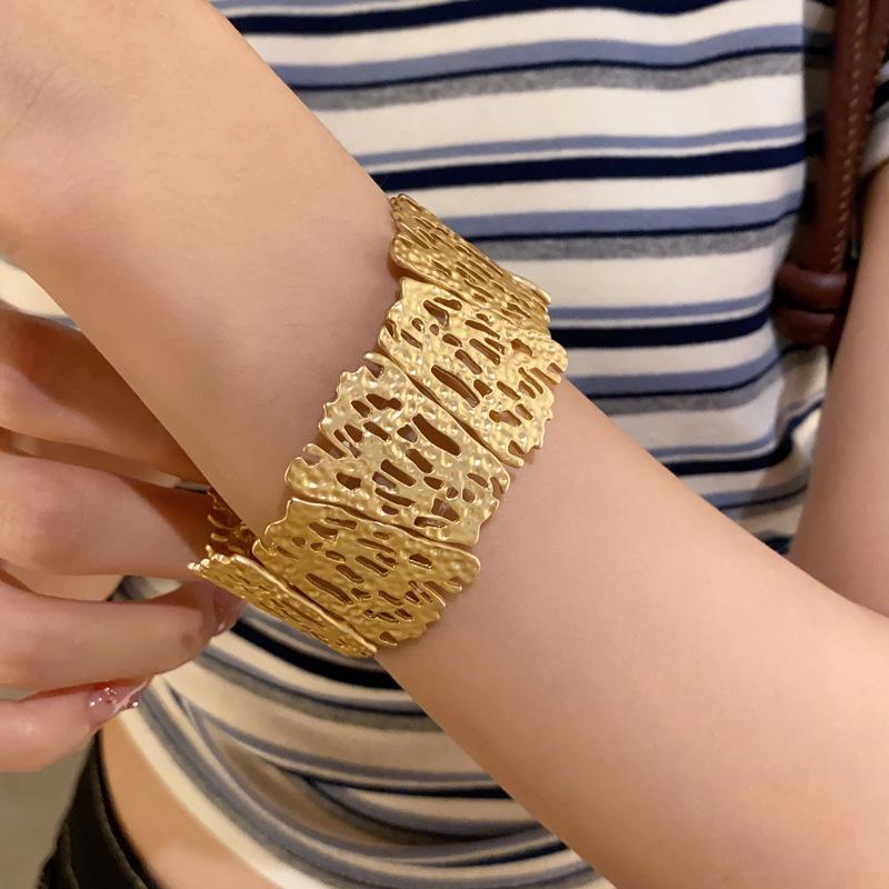 Matte Vintage Floral Spliced Bracelet - Elegant and Versatile Women's Jewelry