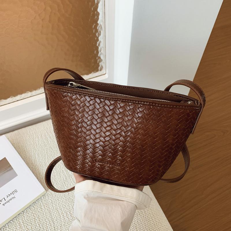 

Simple casual bucket bag texture spring and summer new popular woven fashion single shoulder oblique span women s bag