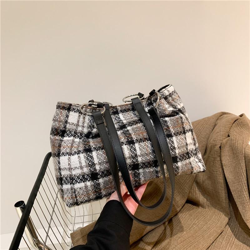 

Женская сумка в иностранном стиле 2024 года, весна, новый трендовый темперамент, простая сумка-тоут, модная повседневная сумка через плечо подмышкой чёрный