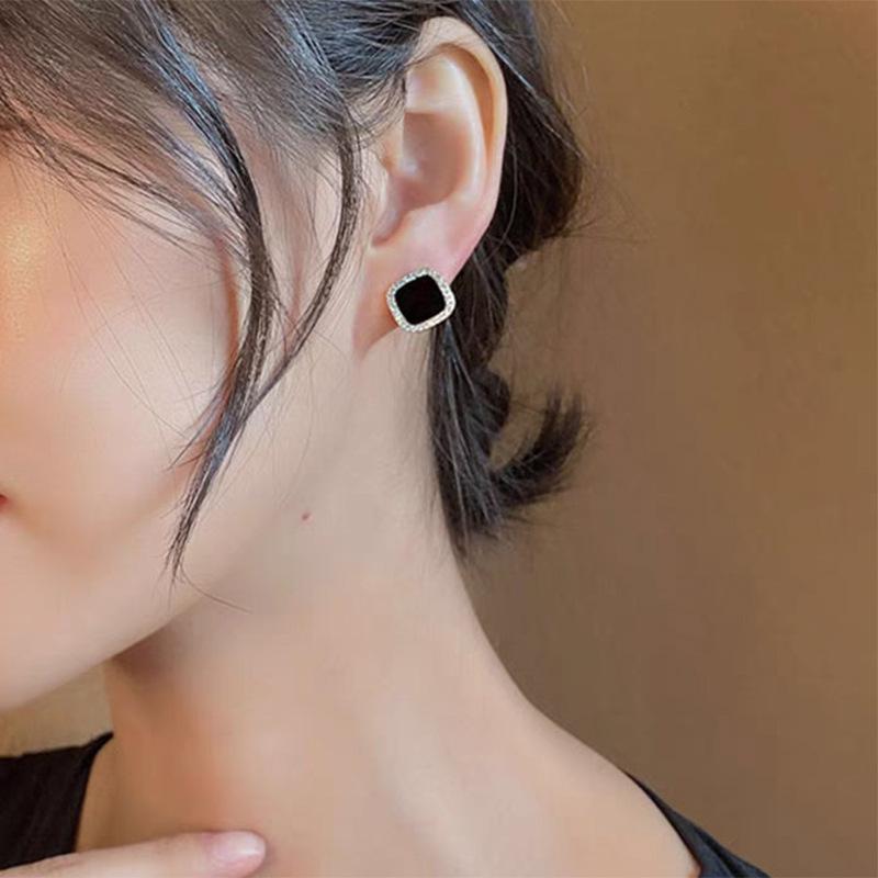 New fashion stud earrings women's personality fashion simple black earrings niche design temperament earrings
