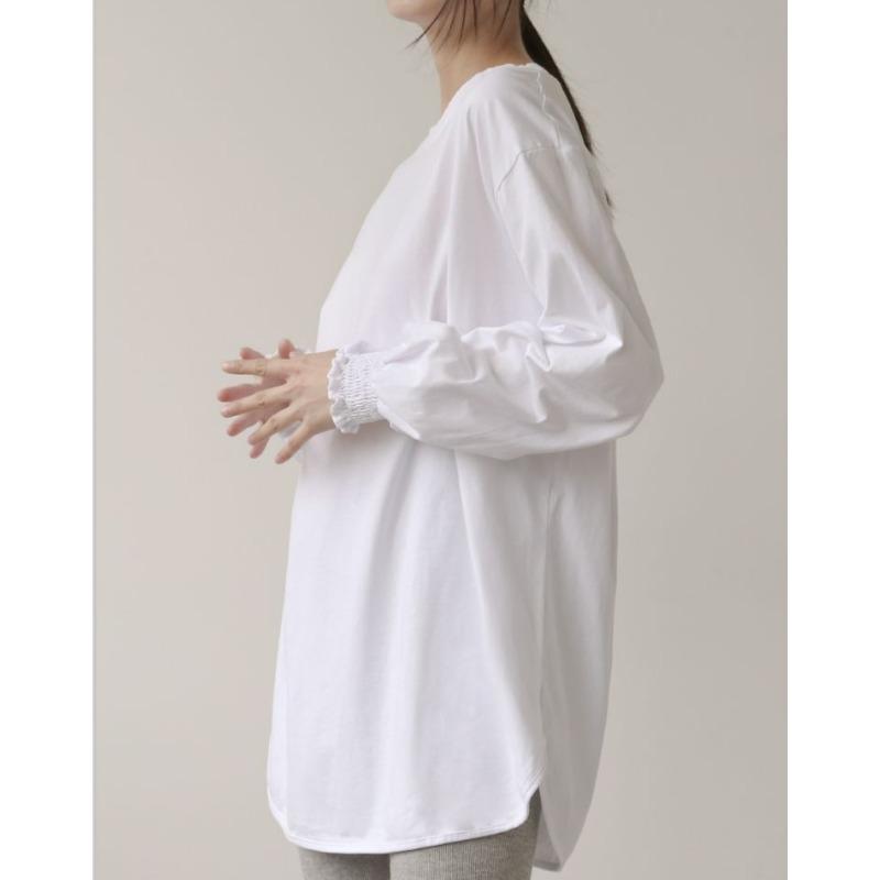 Chic White Long Sleeve Tee with Curved Hem and Cinched Cuff Closure Tops