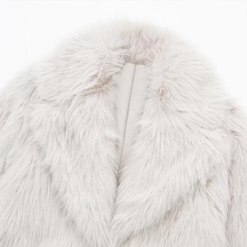 Осенне-зимнее женское теплое пальто средней длины из искусственного меха — фото 9