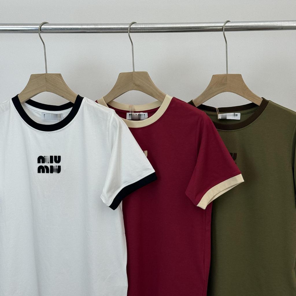 Miu Miu Damen Frühling/Sommer 2026 Klassisches Baumwoll-T-Shirt mit gesticktem Logo, Rundhalsausschnitt, Kurze Ärmel, Unifarben