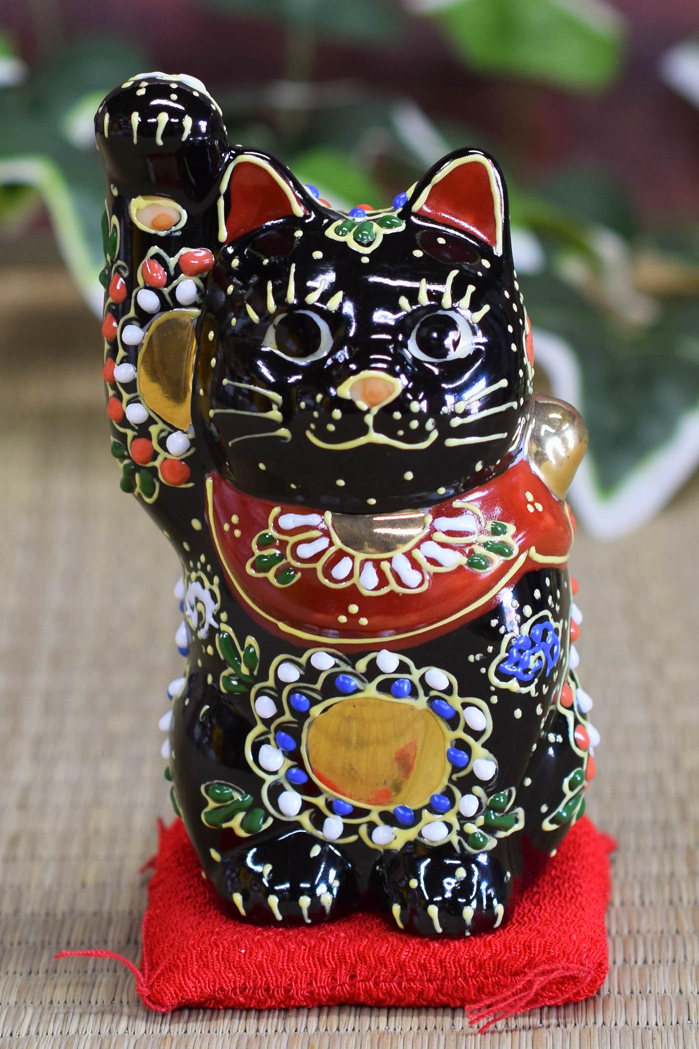 

Stylish Kutani Ware Maneki Neko Figurine by Waza no with Perfect for Store Business and Gifts Kura, Right-Handed, Black, Cushion, Openings, Openings,