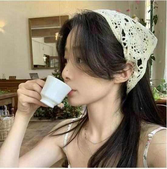 Women's French Retro Knit Hollow Headscarf: Summer Triangular Pastoral Style for Beach Sun Protection