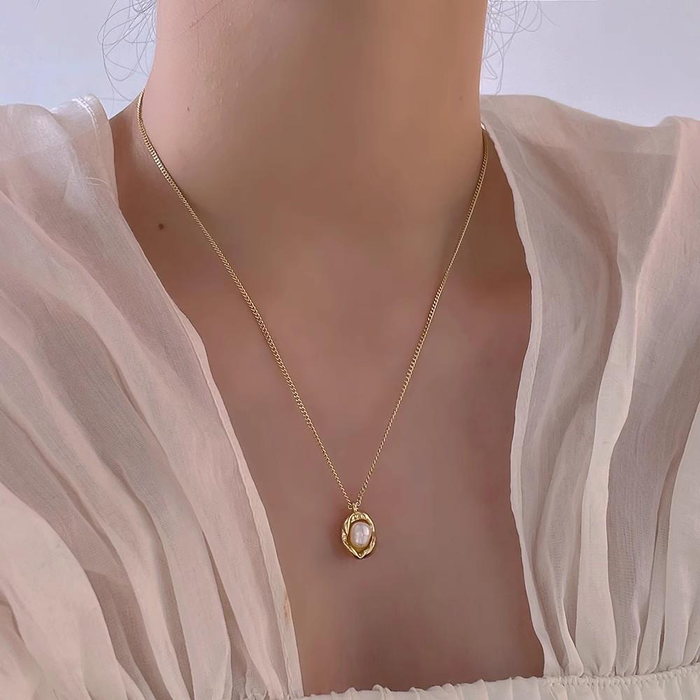 Elegant Metal Heart Clavicle Necklace for Women - Light Luxury Design