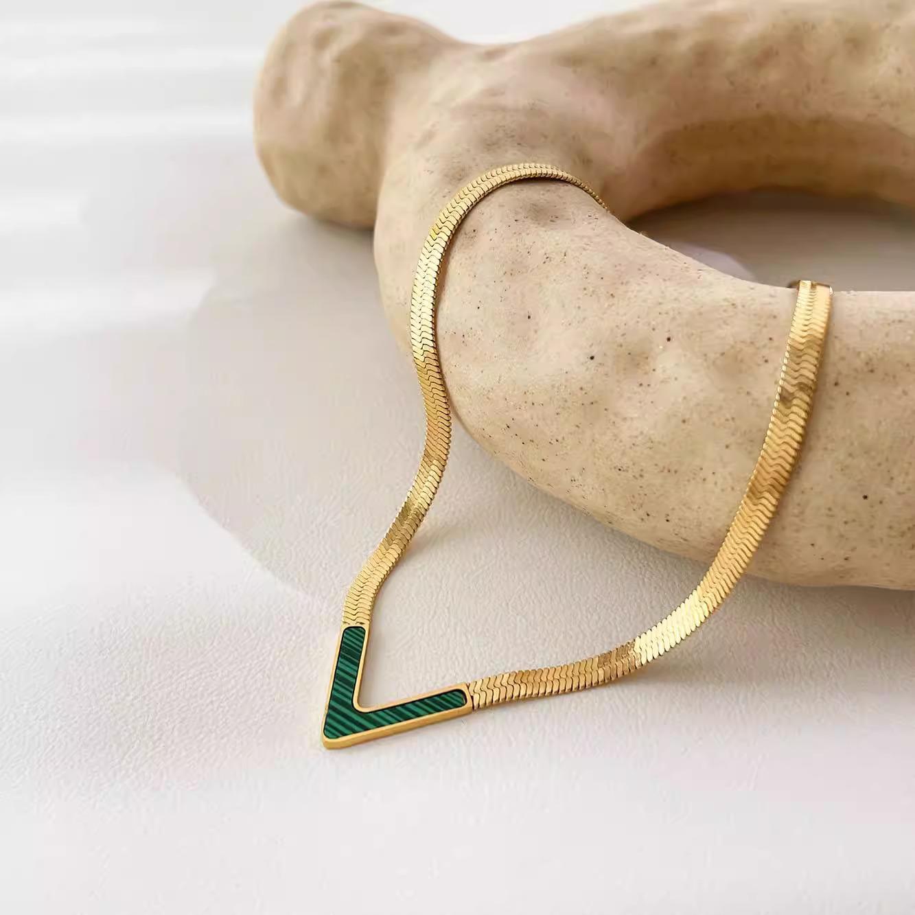 

Европейское и американское V-образное ожерелье из титановой стали с роскошной плоской змеевидной цепочкой - Прочное и устойчивое к выцветанию