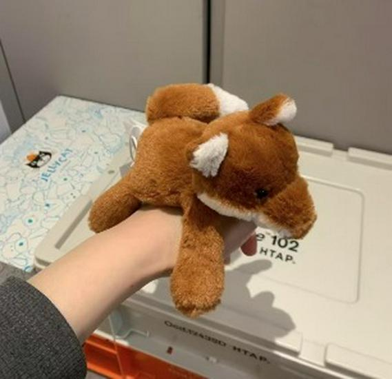 

Серия Мэгги: Коллекция Jellycat - Собака, Лев, Кролик, Обезьяна, Бегемот, Слон, Лиса Includes three labels, dust bag