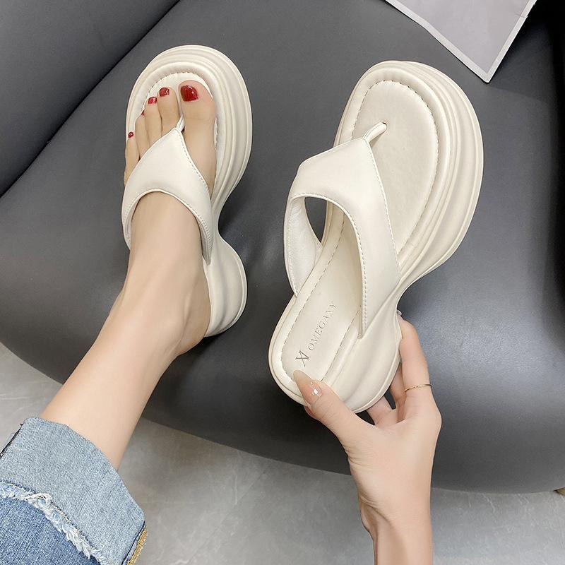 Muffin Thick-bottomed Flip-flops Women's Summer Wear 2025 New High-end Fashion Seaside Beach Pinch Foot Cool Slippers