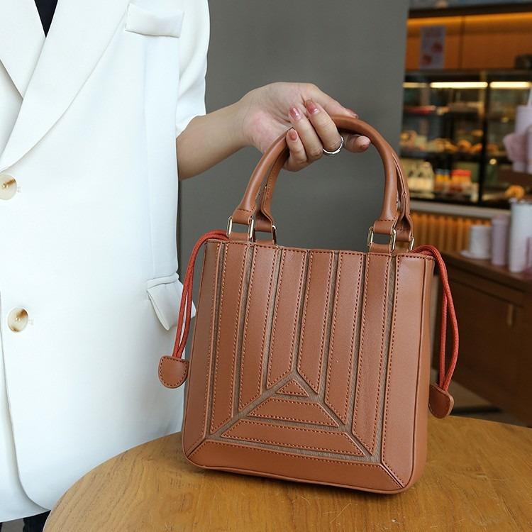 

Cross-border foreign trade2025Trendy Rainbow Color Block Handbag Handbags Women s pleated single-shoulder crossbody bag світло-коричневого кольору
