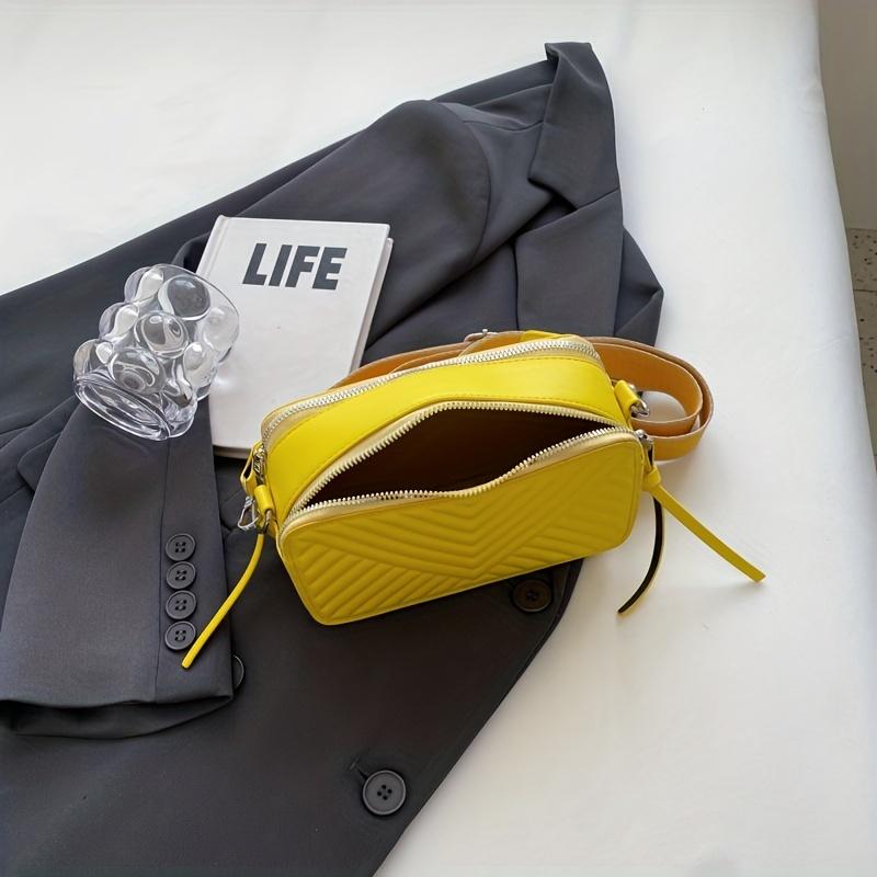 Элегантная однотонная стеганая сумка через плечо с шевронным узором: Стильная квадратная — фото 7