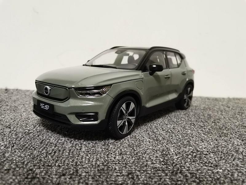 

Офіційний Volvo 1:Автомоделі зі сплаву масштабу 1:18 - XC60, XC90, S60L, Литі під тиском з заводською металізованою фарбою, Колекційна модель для демонстрації