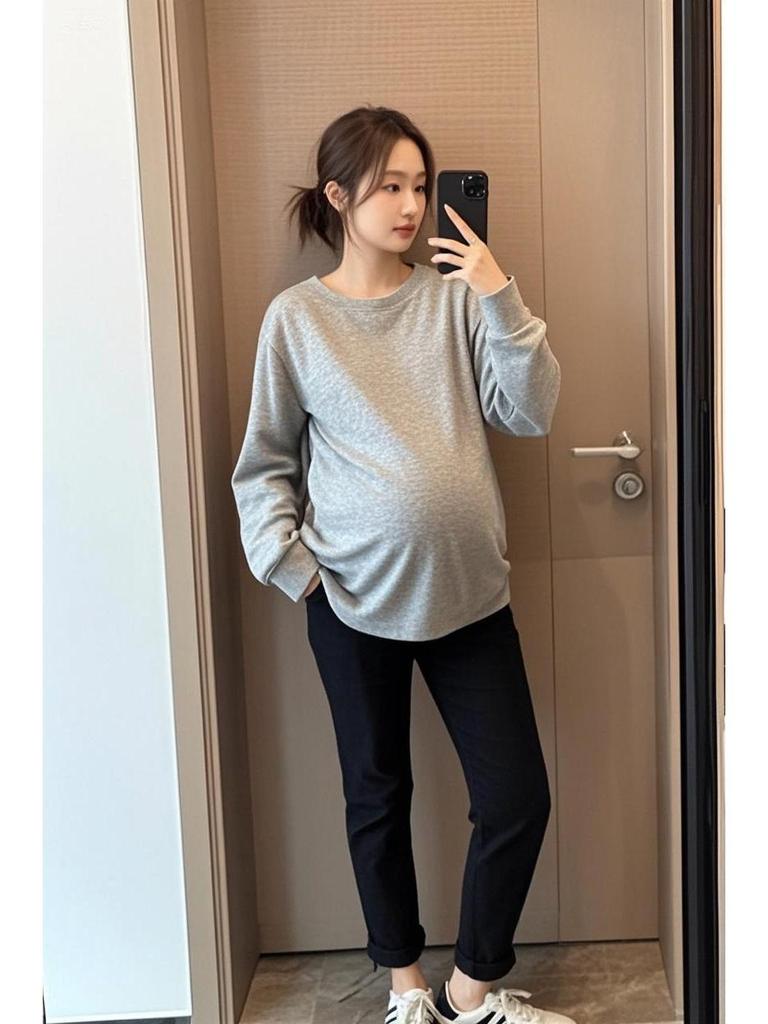 2025 Koreanischer Stil Hellgraues Umstandsschweißshirt & Haifischhosen-Set mit Rundhalsausschnitt