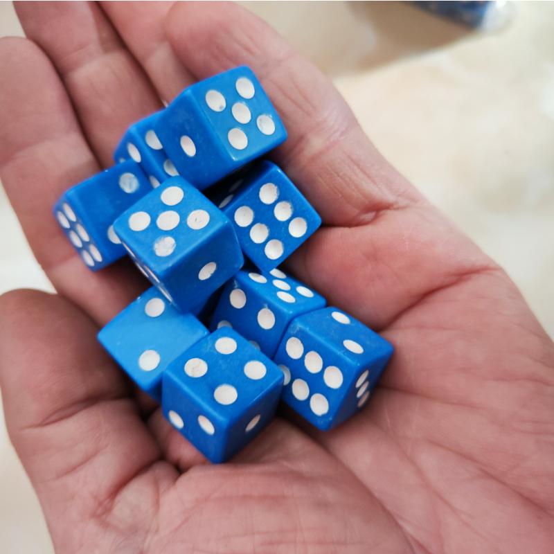 10 pezzi/set Nuovo prodotto di commercio estero Dadi a spigolo vivo da 15 mm a tinta unita Forniture per giochi da tavolo