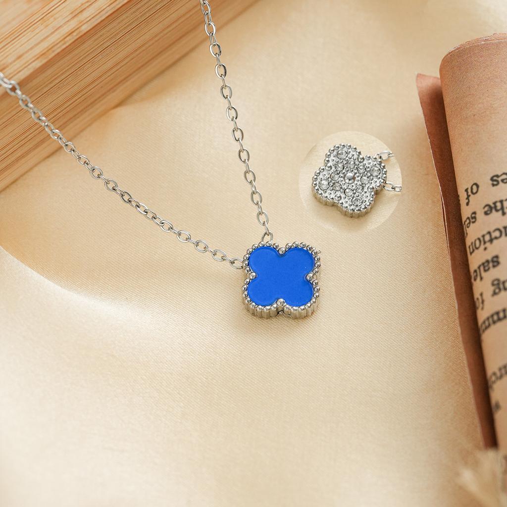 Halskette mit vierblättrigem Kleeblatt, mit einem leichten Luxus- und High-End-Gefühl, gefertigt aus Titanstahl, der nicht verblasst. Damen Glücksklee Kopfschmuck Accessoire