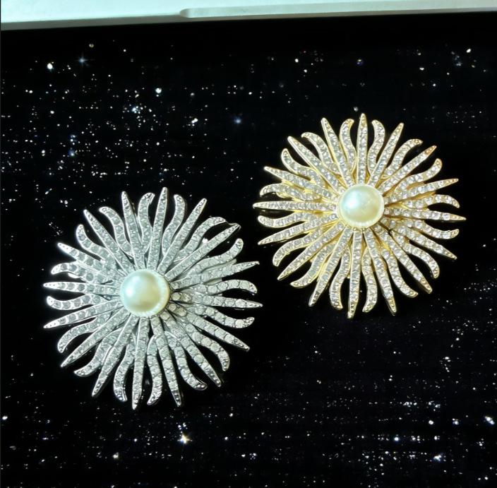 Fashion Metal Sun Flower Pearl Brooches For Women Clothing Coat Badges Jewelry Accessries Gifts