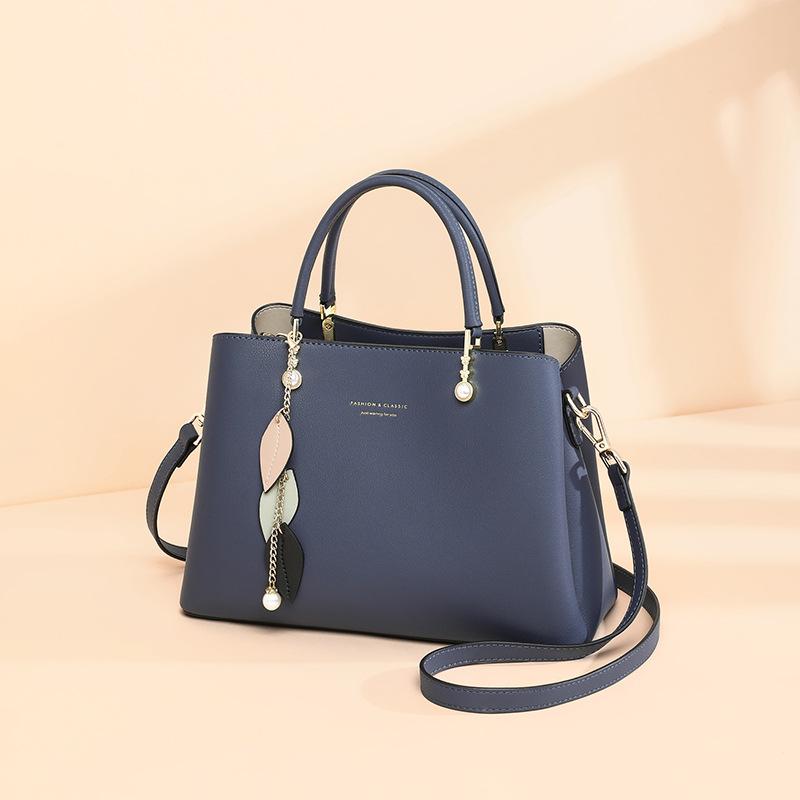 A New Versatile Handbag Large Capacity Shoulder Bag Fashionable and High-end Crossbody Commuting Bag
