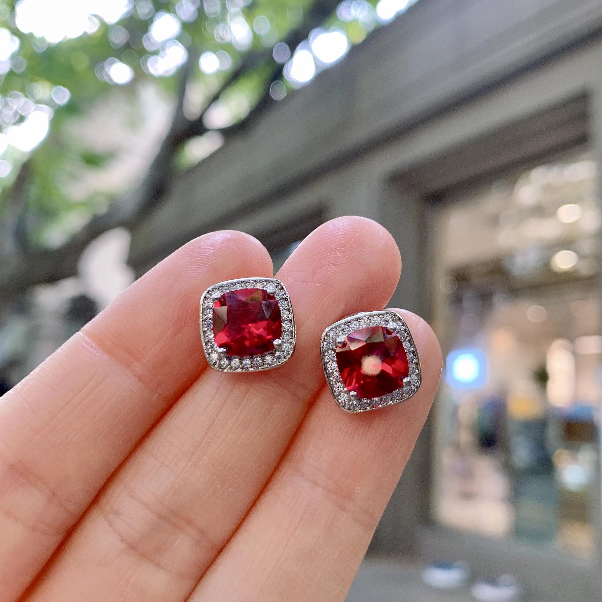 

Ювелирные изделия Имитация Красного Корунда Подвеска 12 * 12 Кольцо Красный Сокровище 10 * 10 Серьги Принцесса Квадрат 8 * 8 Набор