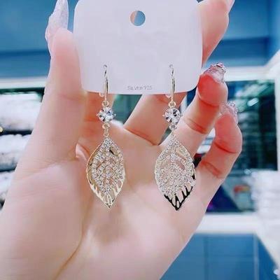 Boucles d'oreilles polyvalentes en forme de feuille avec strass - Style coréen: Conception Longue à Crochet Évidé
