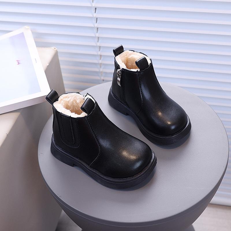 

Детские короткие ботинки 2025 зима новые корейская версия модных детских хлопковых ботинок-мартин средней высоты и детских теплых кожаных ботинок 22-25 yards, and the whole box is 40 pairs.