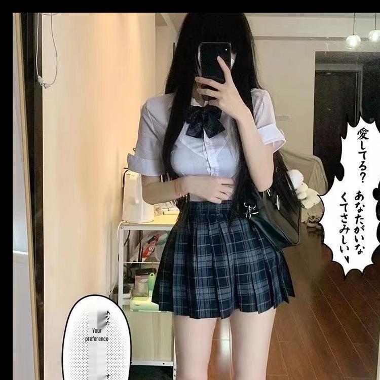 Originální japonská JK uniforma: Set dámské plisované sukně s vysokým pasem a zeštíhlující košile s dlouhým rukávem.