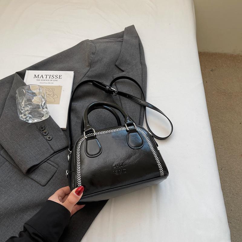 Premium sense niche bag women's autumn and winter versatile 2025 new messenger bag fashionable retro portable work small bag