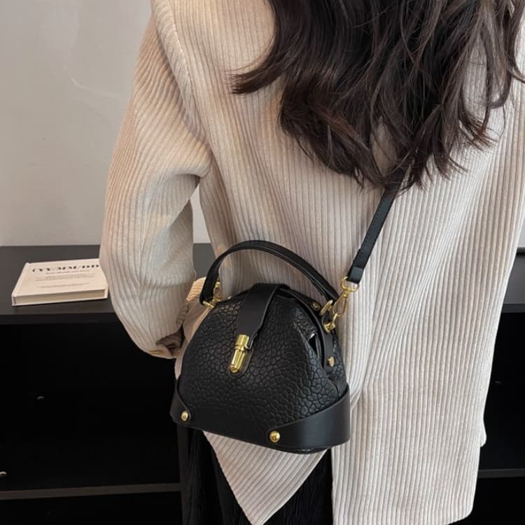Retro Semi-round Soft Leather Rivet Corner Commuting Niche Texture Handbag