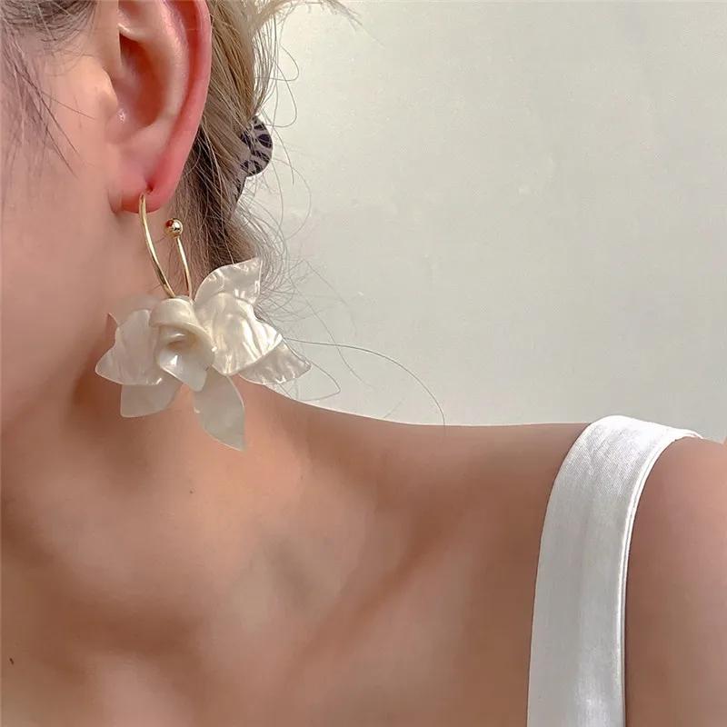 2024 New Trendy White Brown Resin Flower Hoop Earrings for Women Fashion Gardenia Earings Statement Jewelry Wholesale