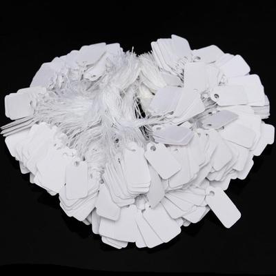 Schmuck Etiketten Preisschilder Krawatte auf weiß aufgereiht Display